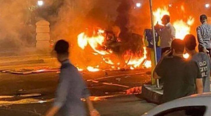 فتنه‌ها آمدند، ملت ایستاد