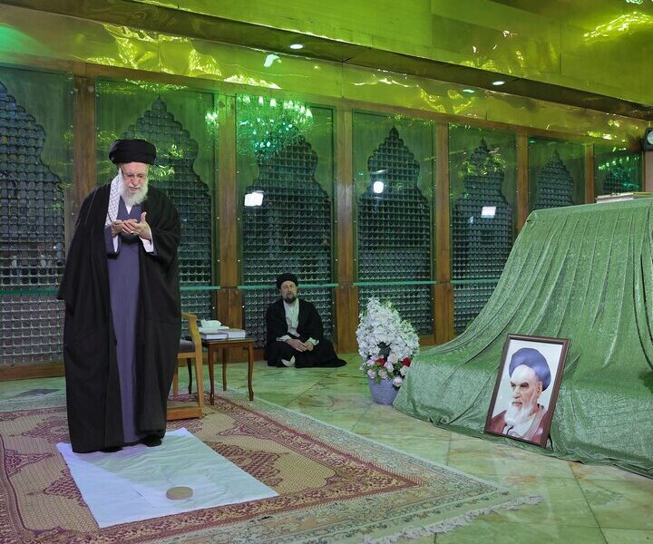 حضور رهبر انقلاب در حرم امام (ره) در آستانه دهه فجر