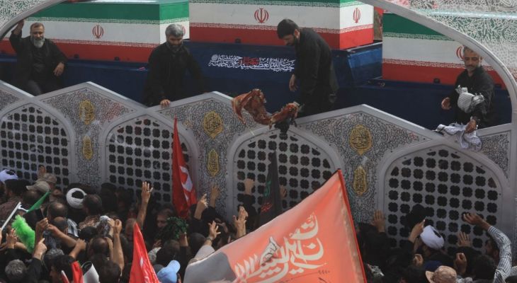 قم غرق در موج خروشان بدرقه رهبر شهید
