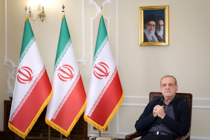 پزشکیان: خدمت بیمنت و مشارکت مردمی، پایه حل مشکلات کشور است