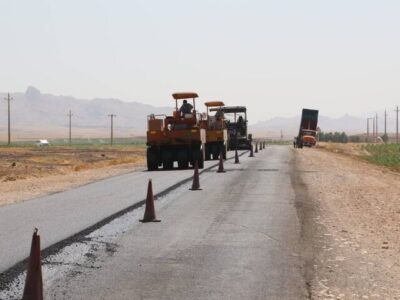 آغاز روکش آسفالت گرم ۲۰ کیلومتر از راه‌های روستایی گرمسار و آرادان