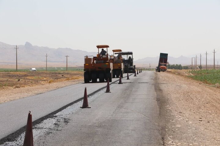 آغاز روکش آسفالت گرم ۲۰ کیلومتر از راه‌های روستایی گرمسار و آرادان