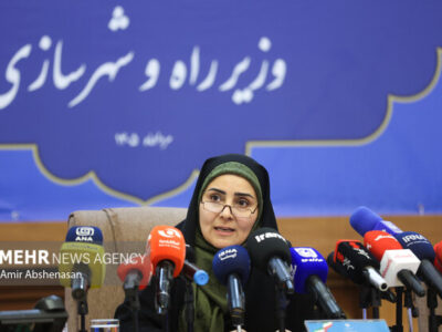 مطالبات انباشته پیمانکاران و محدودیت منابع مالی را پیگیری می‌کنیم