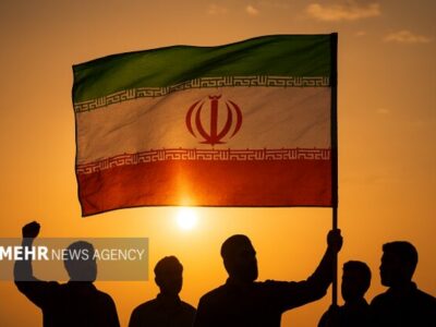 ققنوس‌وار از آتش نیرنگ بیرون بیاور جان پاکت را
